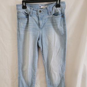 Levi's Women's Midrise Skinny Flatters and Flaunts